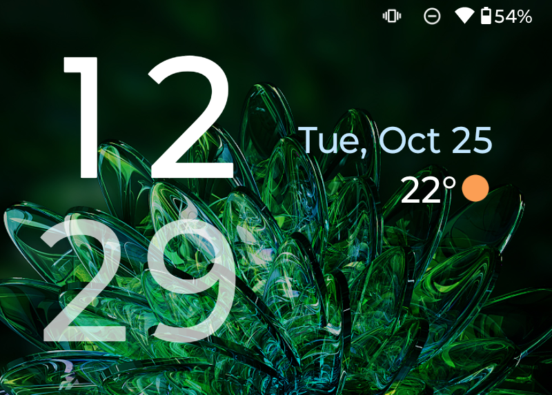 Screenshots of the RAZR 2022's outer display UI