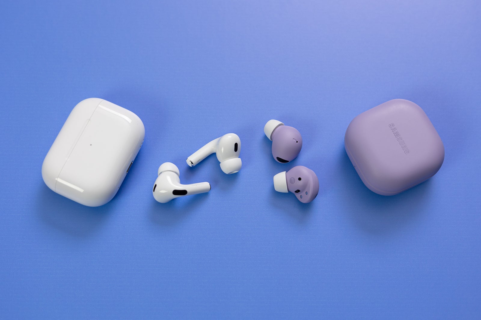 (Crédito de la imagen - PhoneArena) Apple AirPods Pro 2 (izquierda) y Samsung Galaxy Buds 2 Pro (derecha) - AirPods Pro 2 vs Galaxy Buds 2 Pro: Equipo Apple o Equipo Samsung: ¡Todos ganan!