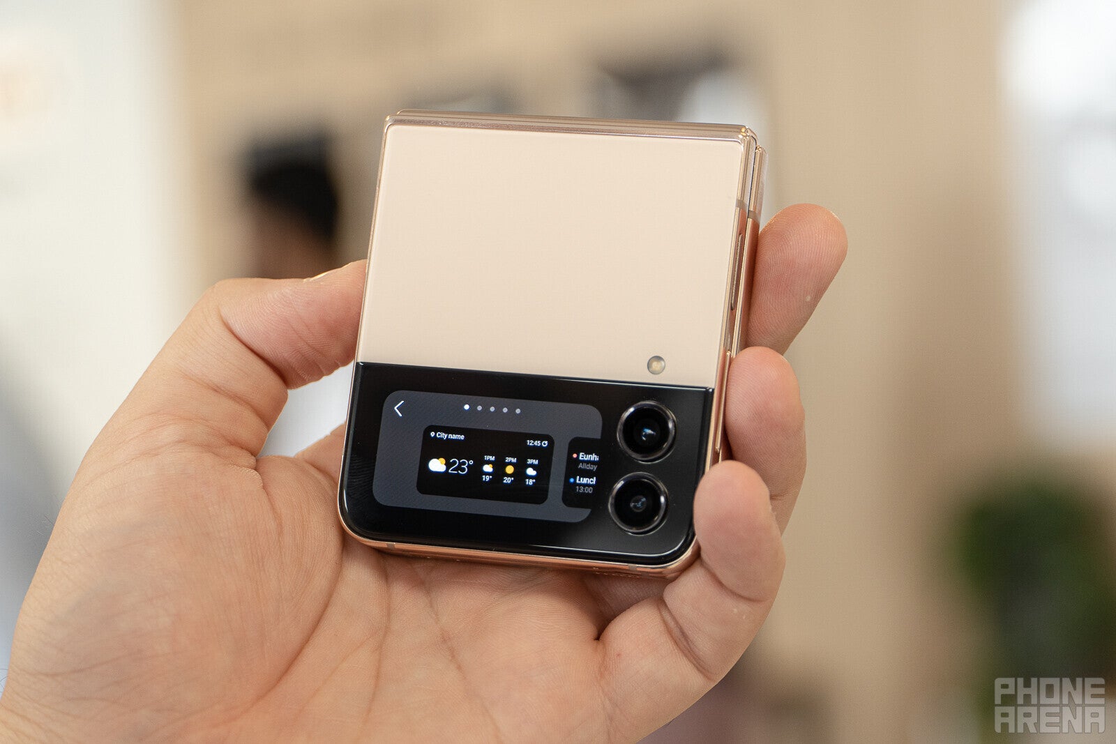 Le Z Flip 4 dispose de deux caméras arrière, qui peuvent facilement servir de caméras selfie de haute qualité - Galaxy S23 vs Galaxy Z Flip 4 : optez pour le produit phare éprouvé ou activez cet interrupteur tendance ?