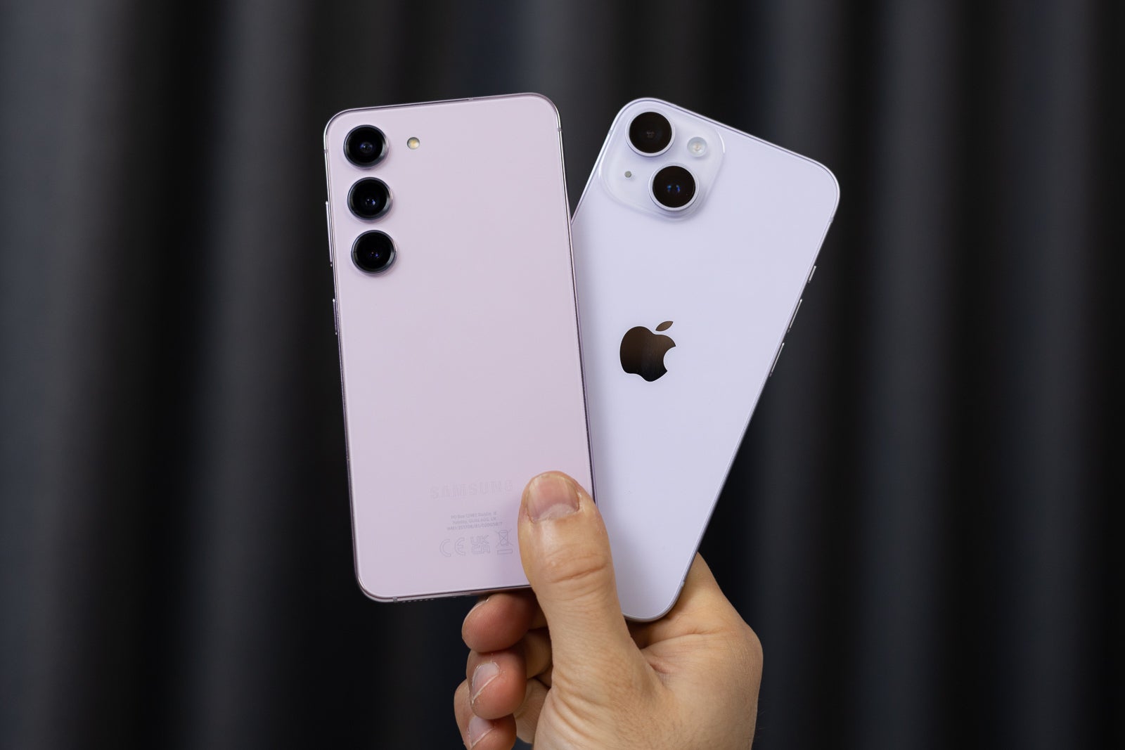 دونوں کو سنبھالنا آسان ہے (تصویری کریڈٹ - فونیرینا) - سیمسنگ گلیکسی ایس 23 بمقابلہ ایپل آئی فون 14: آپ کے $ 800 کے لئے مزید!