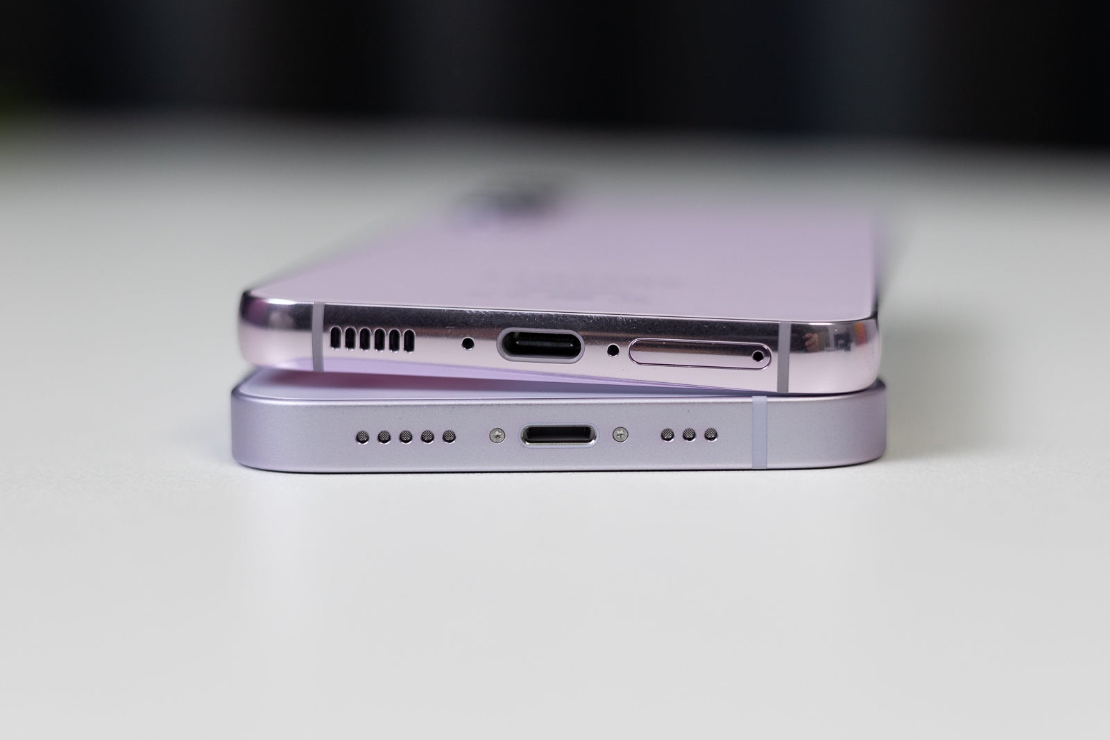 Galaxy S23 og iPhone 14 -høyttalere (bildekreditt - Phonearena) - Samsung Galaxy S23 vs Apple iPhone 14: Mer for $ 800!