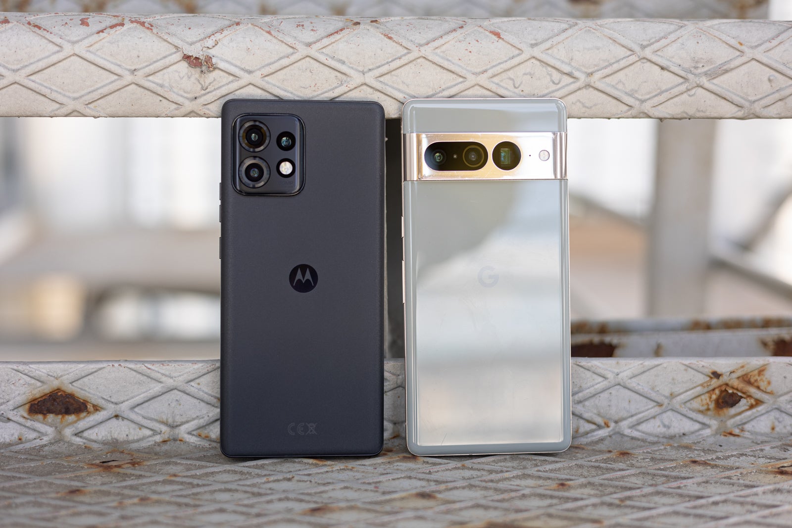 (Image Credit - PhoneArena) Motorola gaat met een kleinere batterij, maar verwacht geen grote impact op de levensduur van de batterij: Motorola Edge 40 Pro versus Pixel 7 Pro