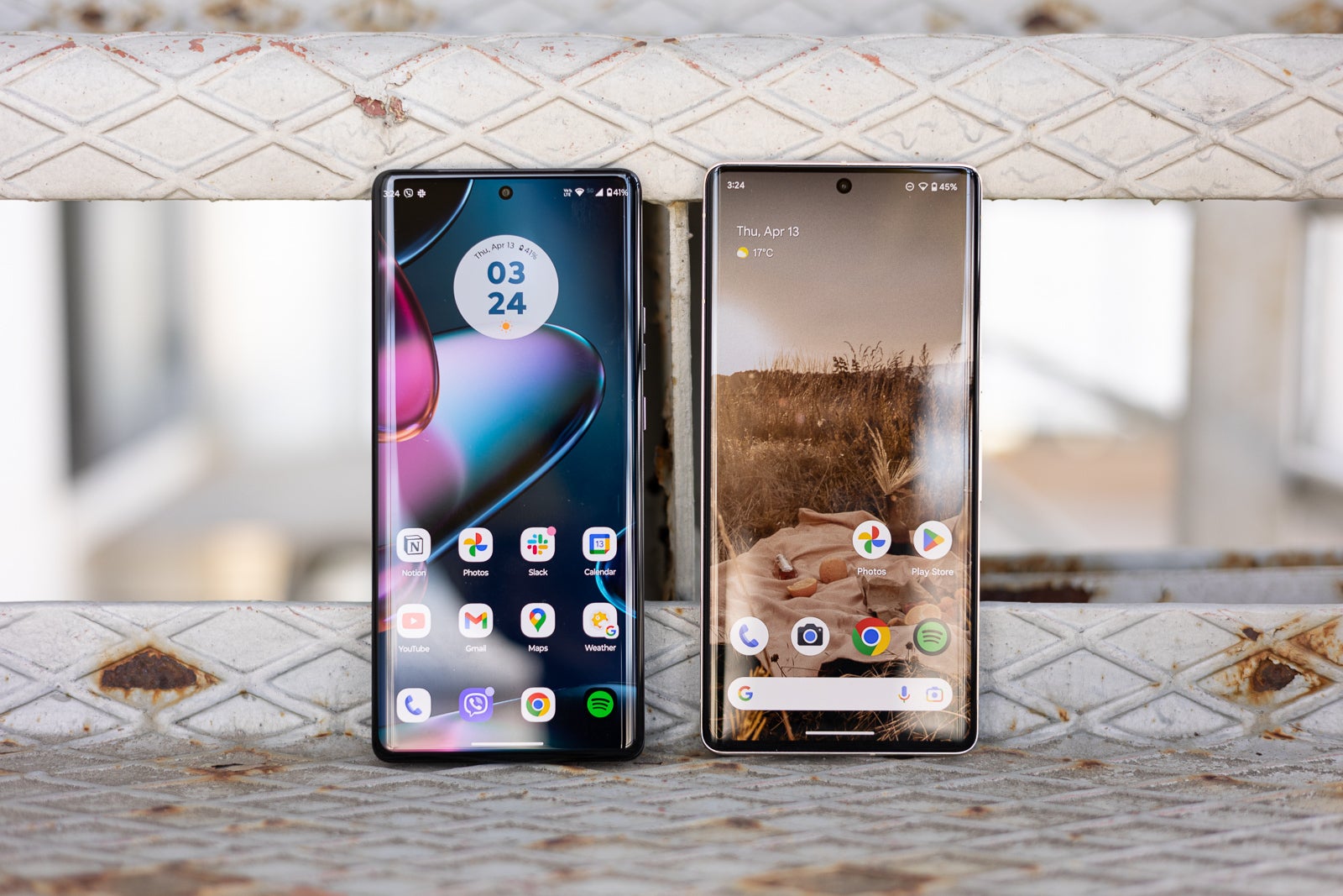 (Image Credit - PhoneArena) The Edge 40 Pro on the left offers a whopping 165Hz refresh rate - Motorola Edge 40 Pro vs Pixel 7 Pro