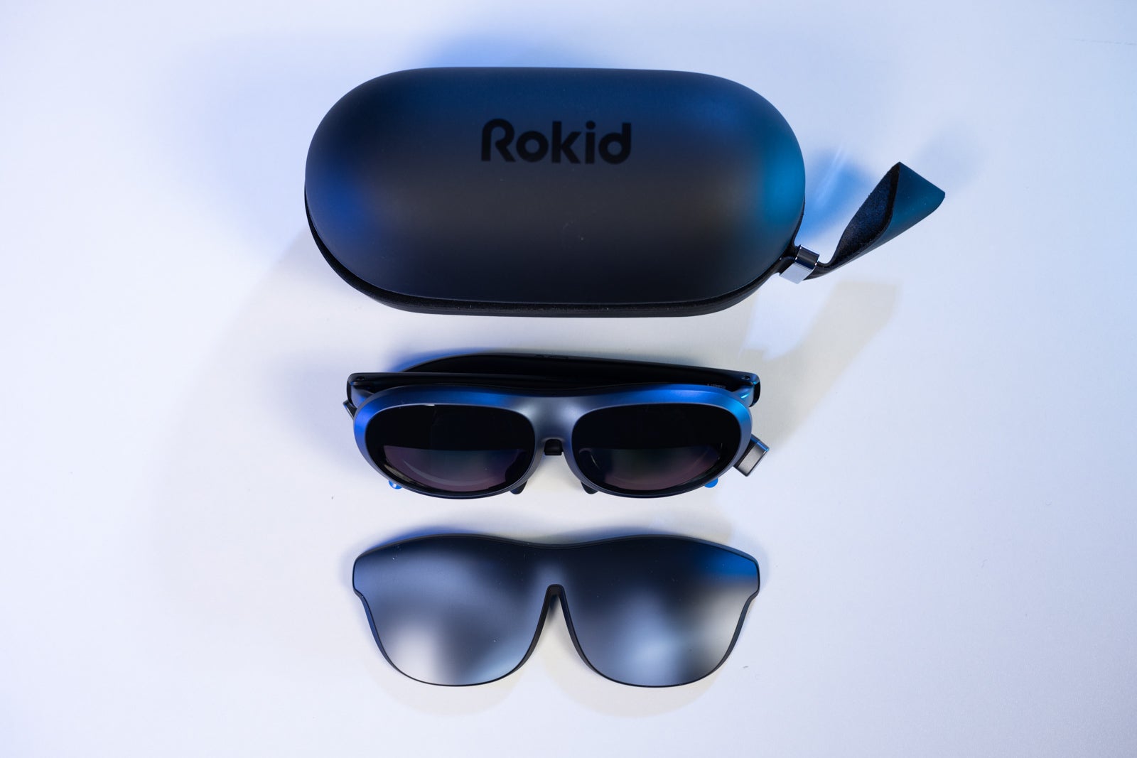 (Crédito da imagem - Phonearena) Os óculos Rokid Max, a capa de transporte e a tampa da lente - Rokid Max Review: Tela e som impressionantes, tudo no fator de forma de óculos de sol