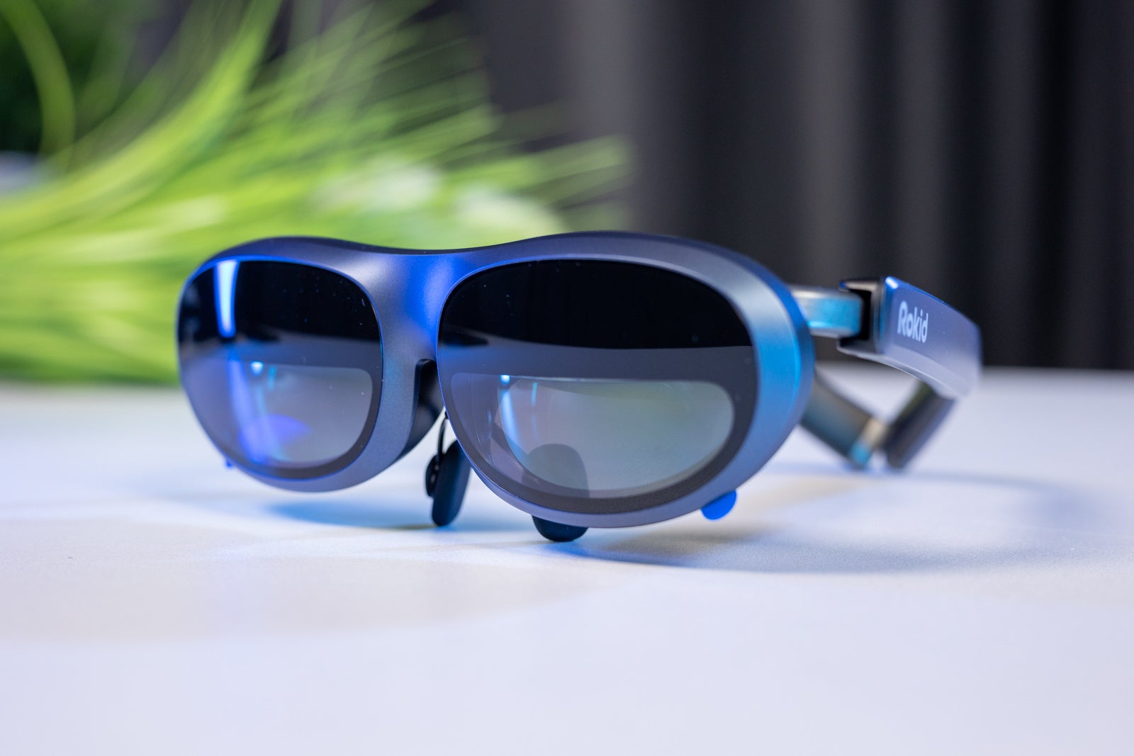 (Crédito da imagem - Phonearena) Rokid Max - Rokid Max Review: Tela e som impressionantes, tudo no fator de forma de óculos de sol