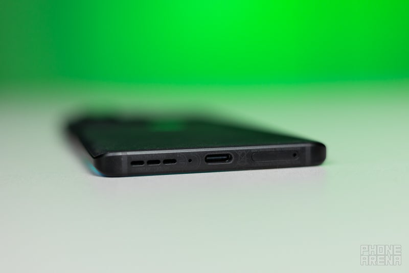 Motorola Edge 40 review: Slim lightweight with vegan leather case -   Reviews