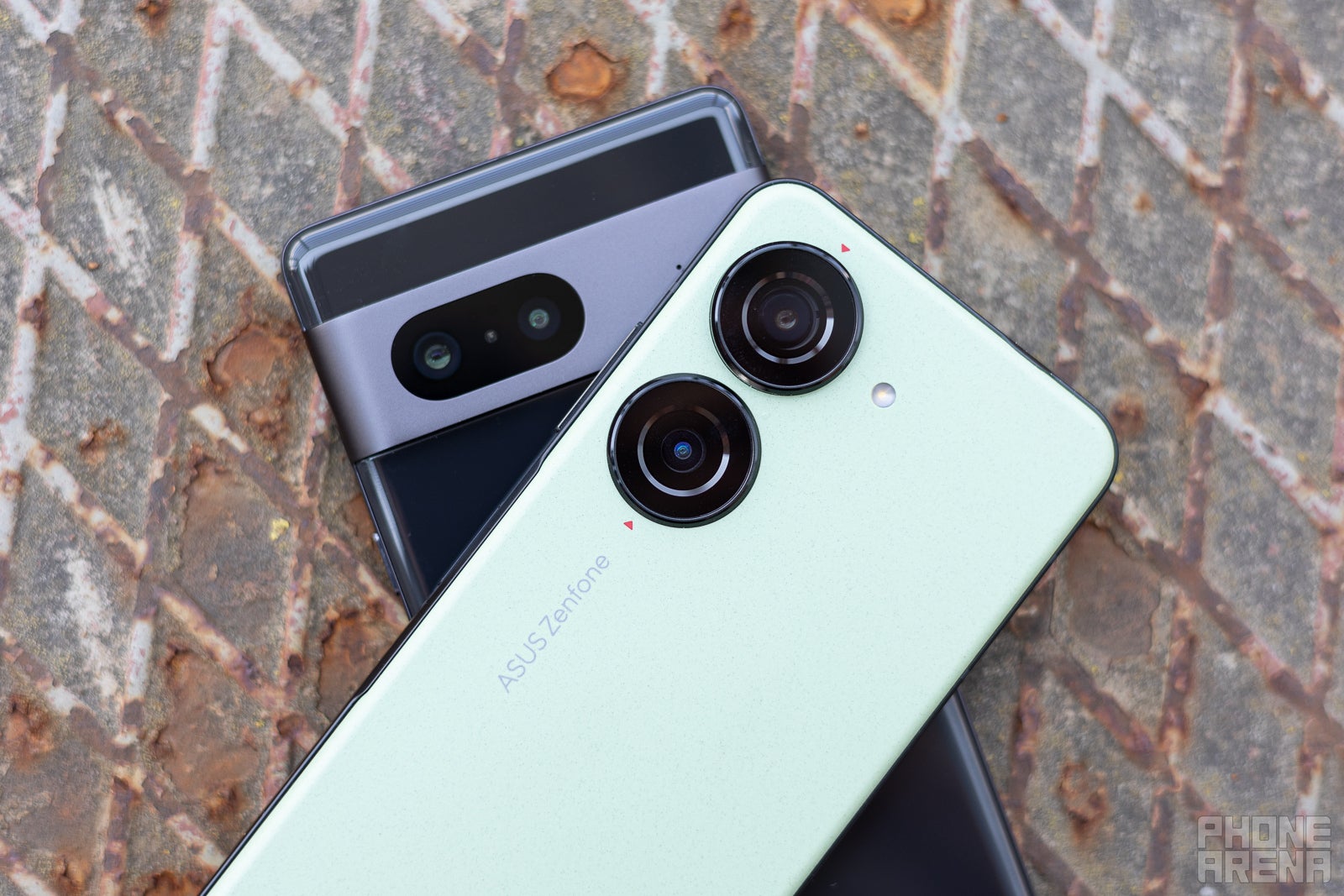 Phone Comparisons: ASUS ZenFone 10 vs Google Pixel 7a