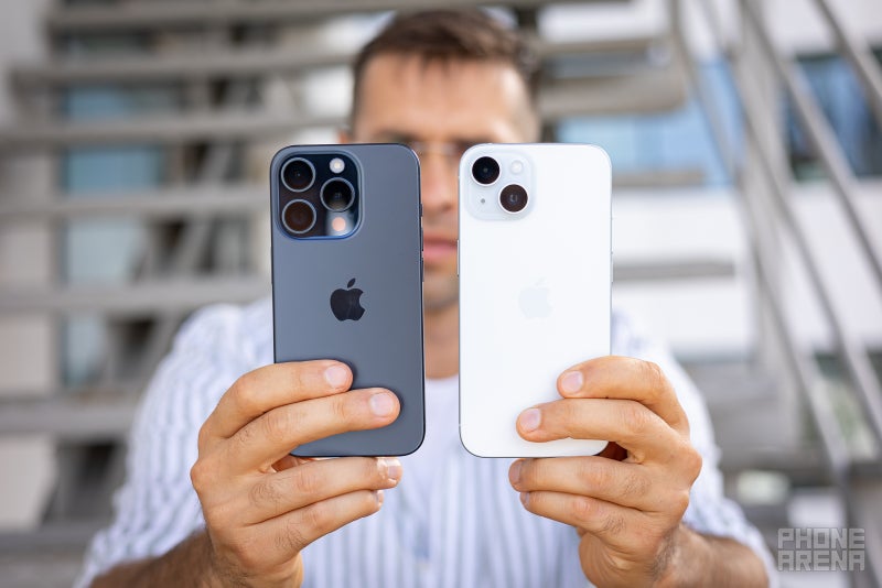 iPhone 15 Pro vs iPhone 15 in hand