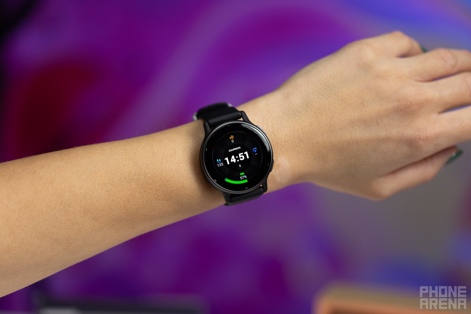 Le Vivoactive 5 a un design inoffensif et une taille qui convient à la plupart des tailles de poignet, sauf les plus grandes (Image de PhoneArena) - Garmin Vivoactive 5 Review : 300 $ bien dépensés