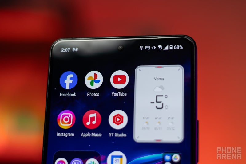 AMOLED, 165 Hz, FHD (Image credit - PhoneArena)