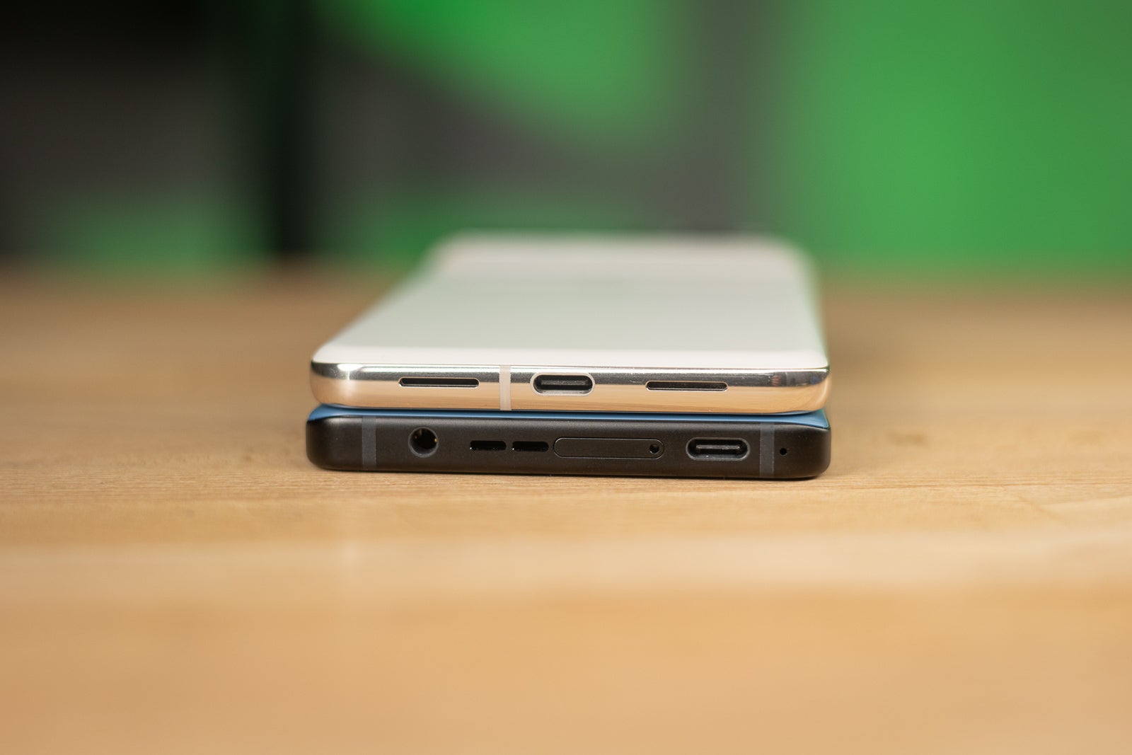 (اعتبار تصویر - PhoneArena - Asus Zenfone 11 Ultra در مقابل Google Pixel 8 Pro: قدرت خام در مقابل مغز