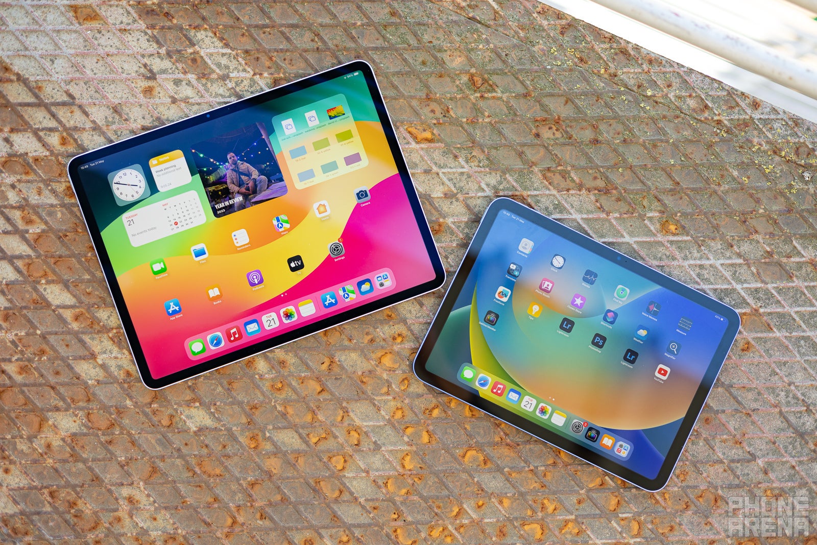 The Air screen sure is prettier (Image credit - PhoneArena) - iPad Air M2 vs iPad 10th gen: core differences