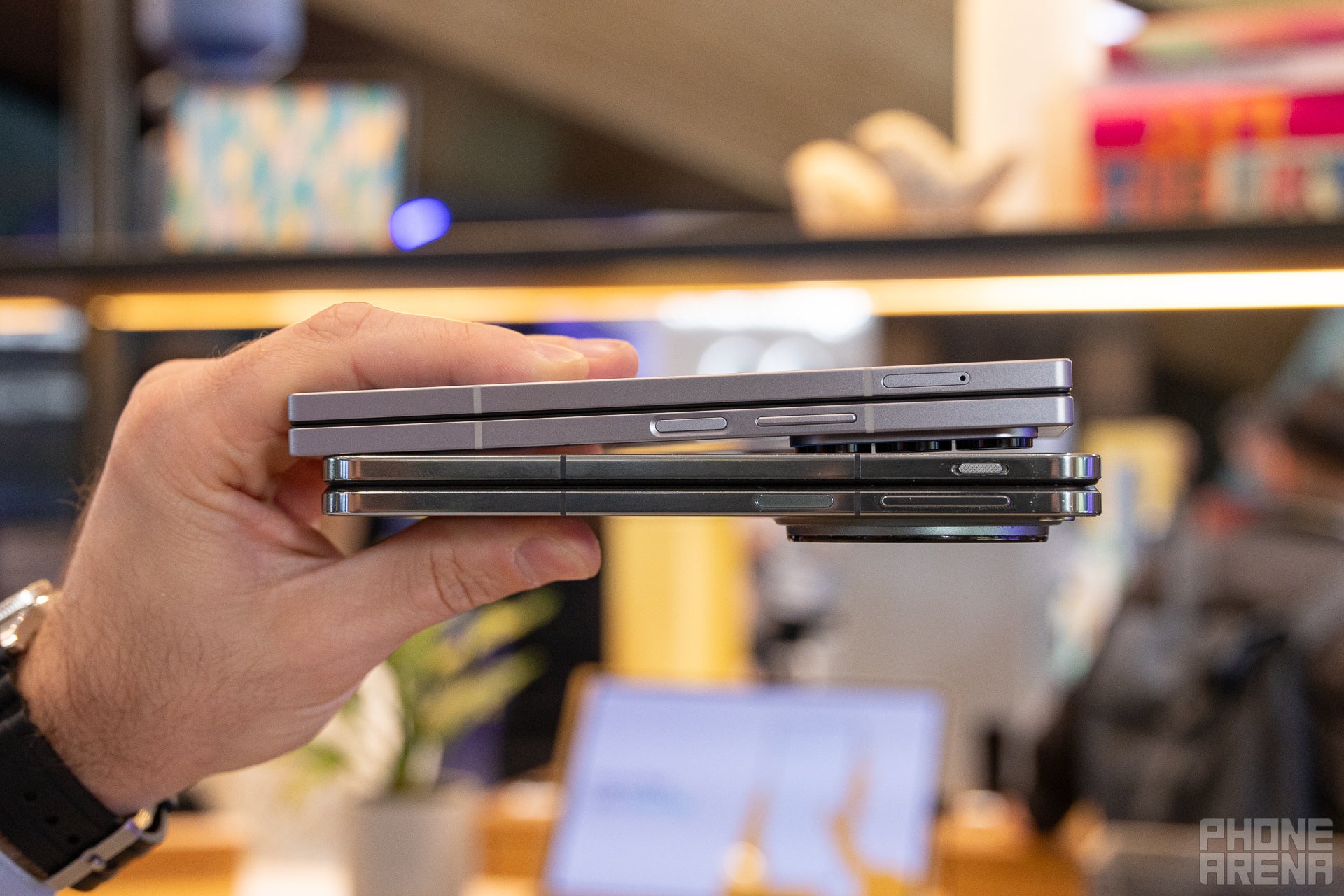 Z Fold 6 - superior, OnePlus Open - inferior - Galaxy Z Fold 6 vs OnePlus Open: os dobráveis que ditam tendências