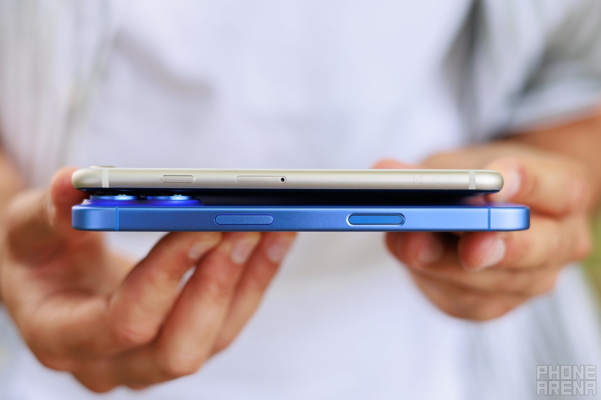 You get that old-school iPhone 6-style curvy body with the SE, while the iPhone 16 is thicker and blockier. | Image by PhoneArena - iPhone 16 vs iPhone SE 2022: It's worth paying the extra buck