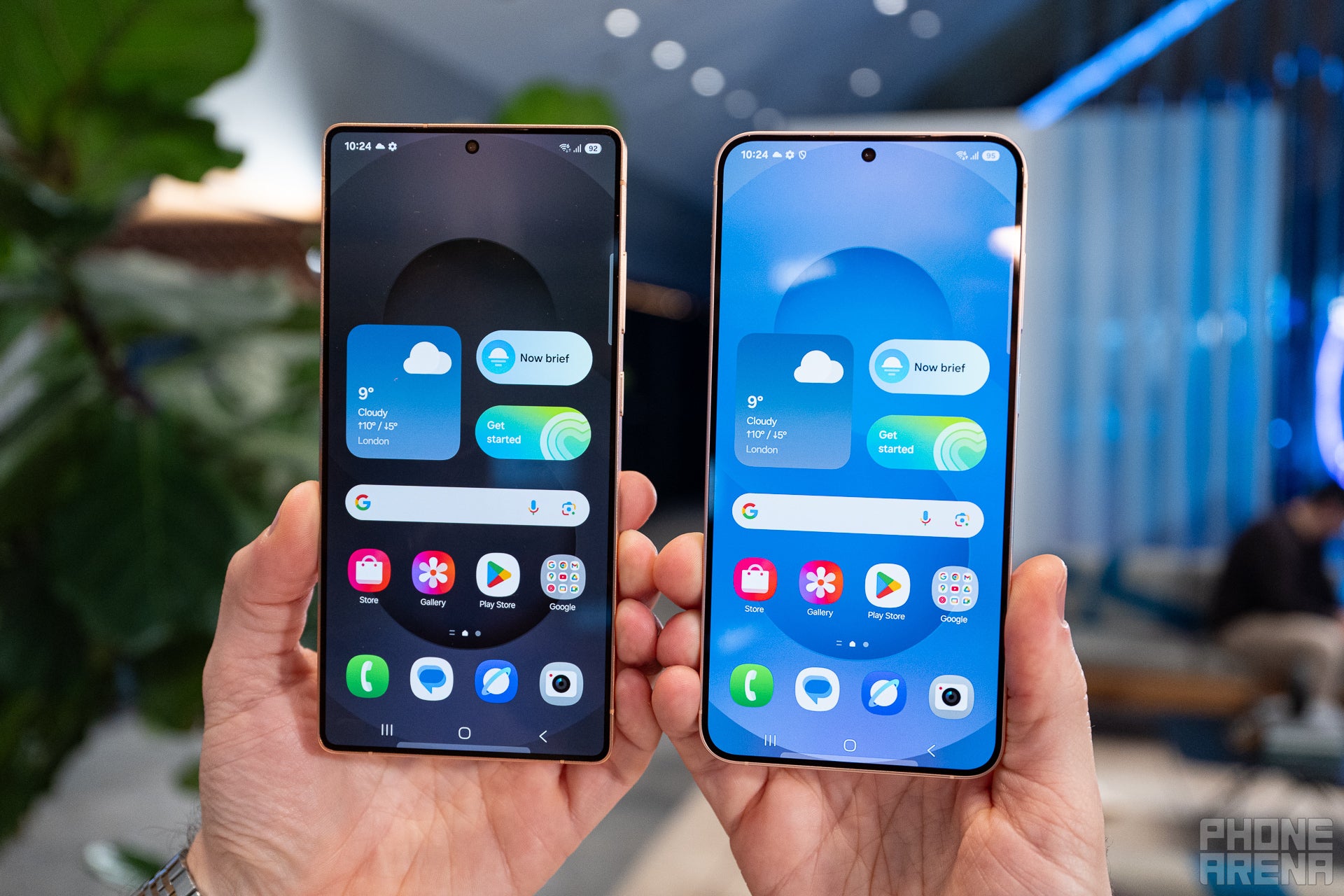 Gorgeous AMOLED displays (Image by PhoneArena) - Samsung Galaxy S25 Ultra vs Galaxy S25 Plus Hands-on Preview: The bigger, the better?