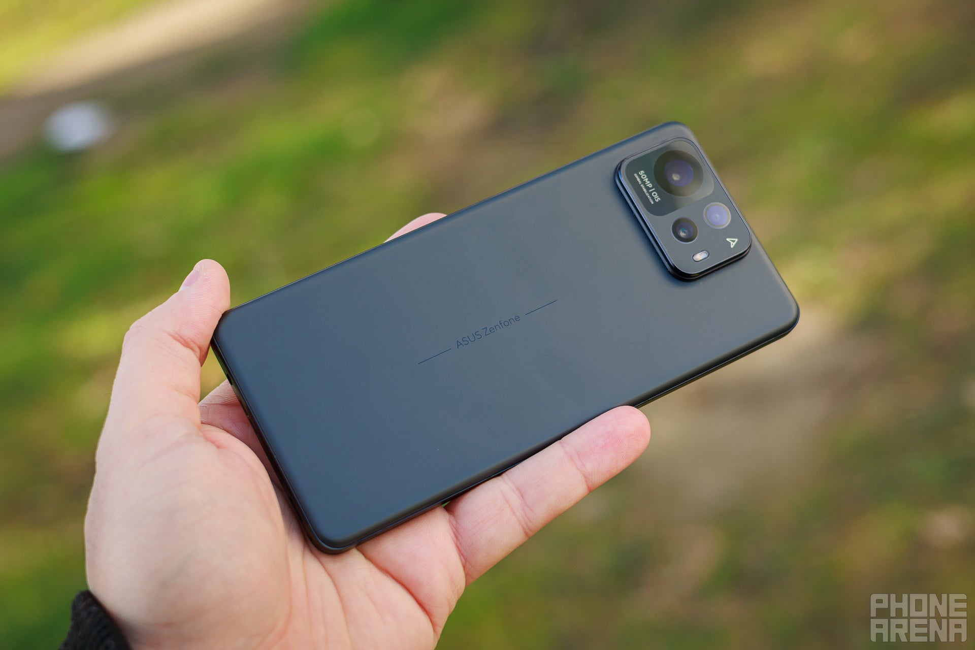 Asus Zenfone 12 Ultra Review：まだ大きく、今ではクリーンです