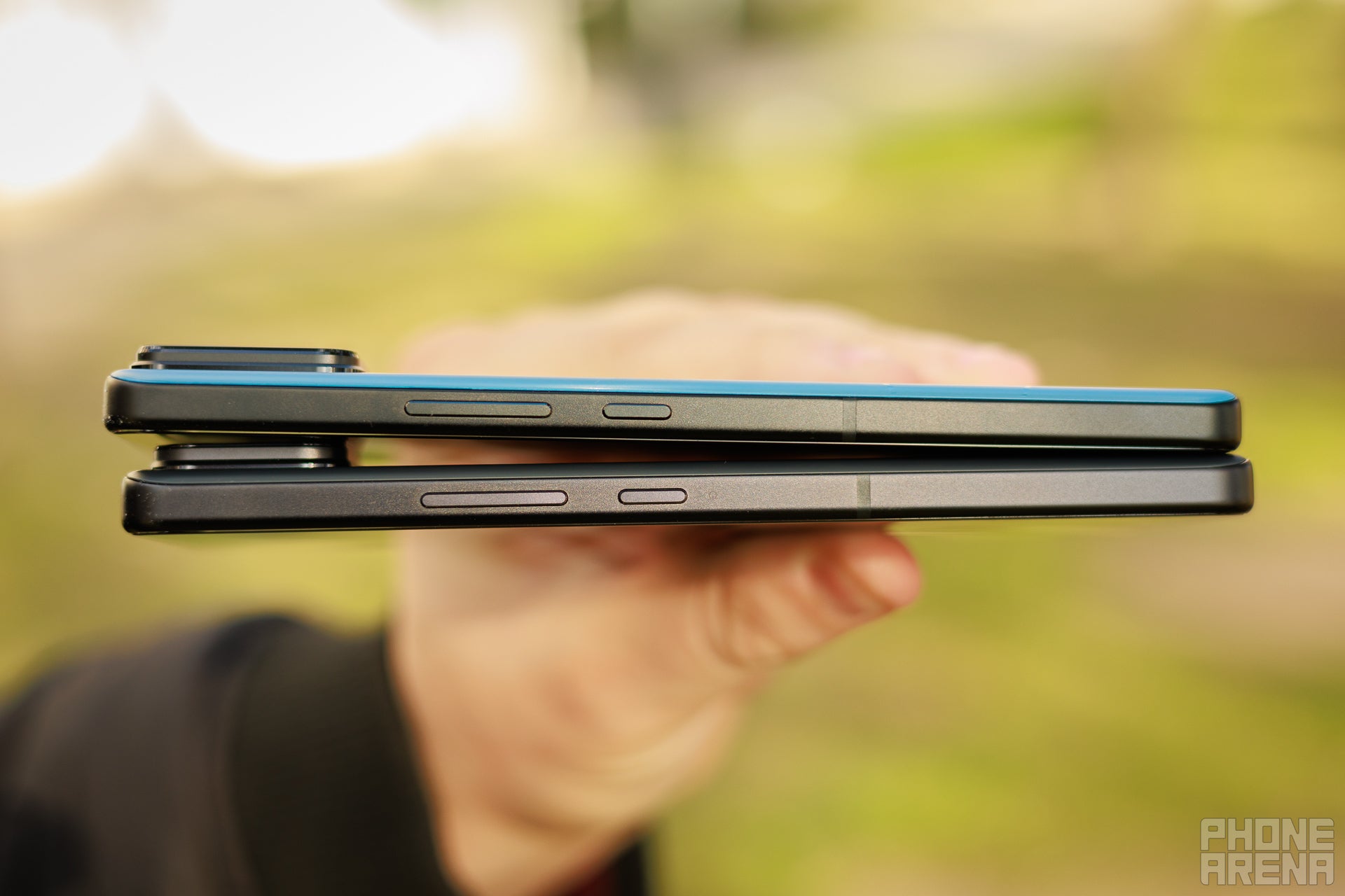 Side view of the Zenfone 12 Ultra and Zenfone 11 Ultra showing that the button positioning and phone thickness is the same