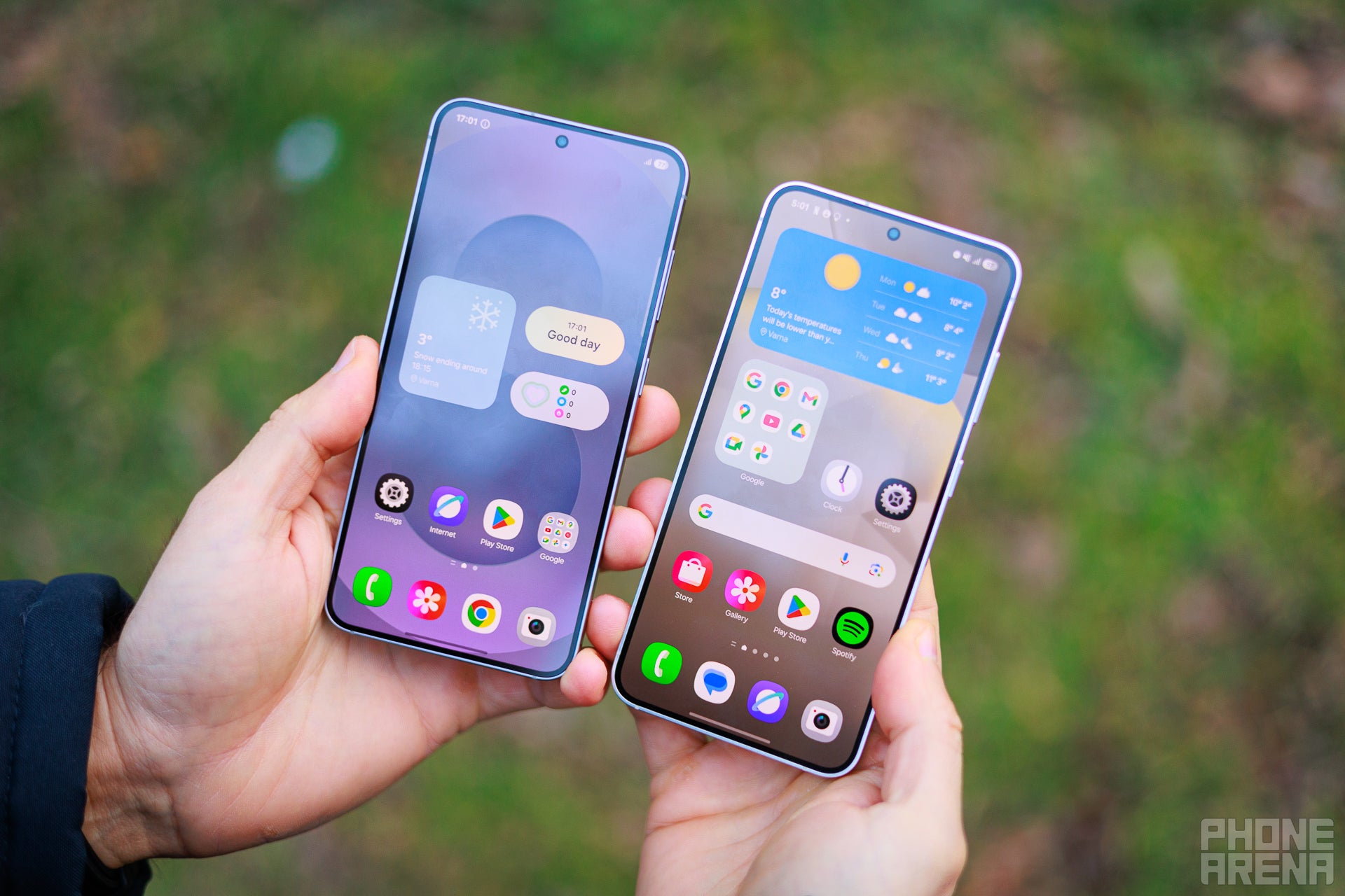 The two displays are practically the same. | Image by PhoneArena - Galaxy S25 vs Galaxy S24: New chip promises an exciting upgrade