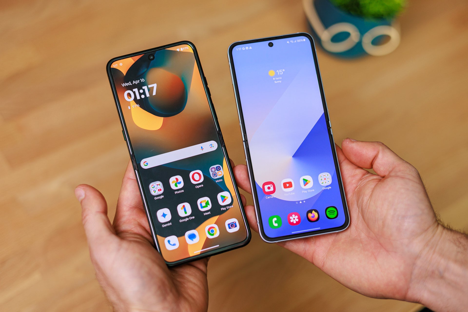 The Razr Ultra comes with AI smarts and a faster processor. | Image by PhoneArena - Motorola Razr Ultra (2025) vs Galaxy Z Flip 6: The tables have turned