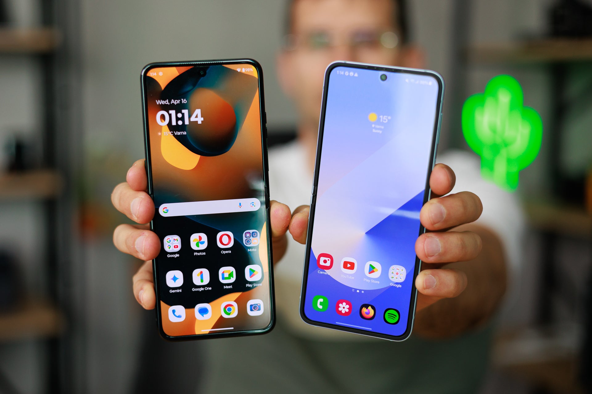 You get more screen real estate with the Razr.&amp;nbsp;| Image by PhoneArena - Motorola Razr Ultra (2025) vs Galaxy Z Flip 6: The tables have turned