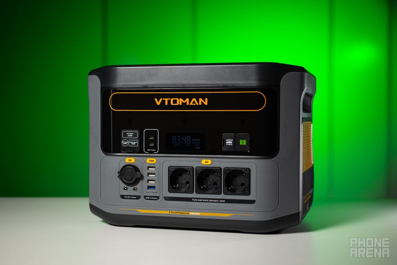 Vtoman FlashSpeed 1500 on a white table against a green background.