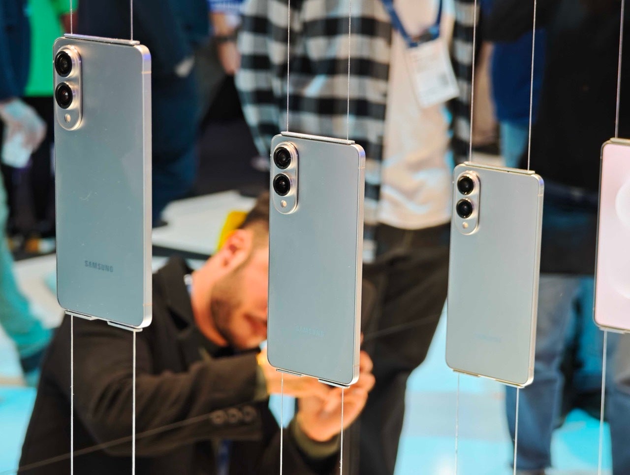 Unidade fictícia do Galaxy S25 Edge, como visto no MWC 2025 (Crédito da imagem -phonearena) - Galaxy S25 Edge vs Galaxy S25 Ultra: Principais diferenças a serem esperadas