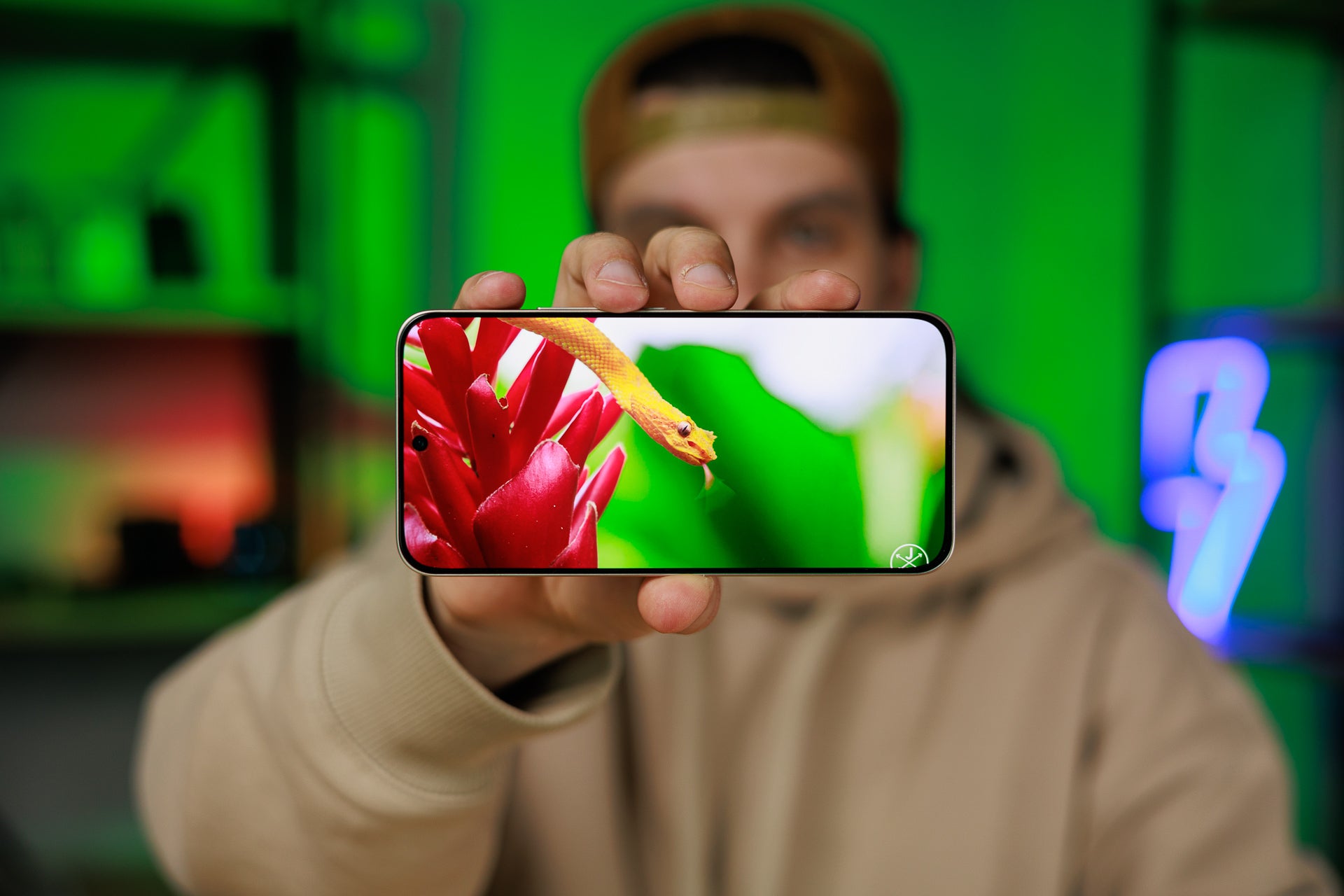 A gorgeous AMOLED screen that's plenty bright | Image by PhoneArena - Honor 400 5G Review: Form meets function
