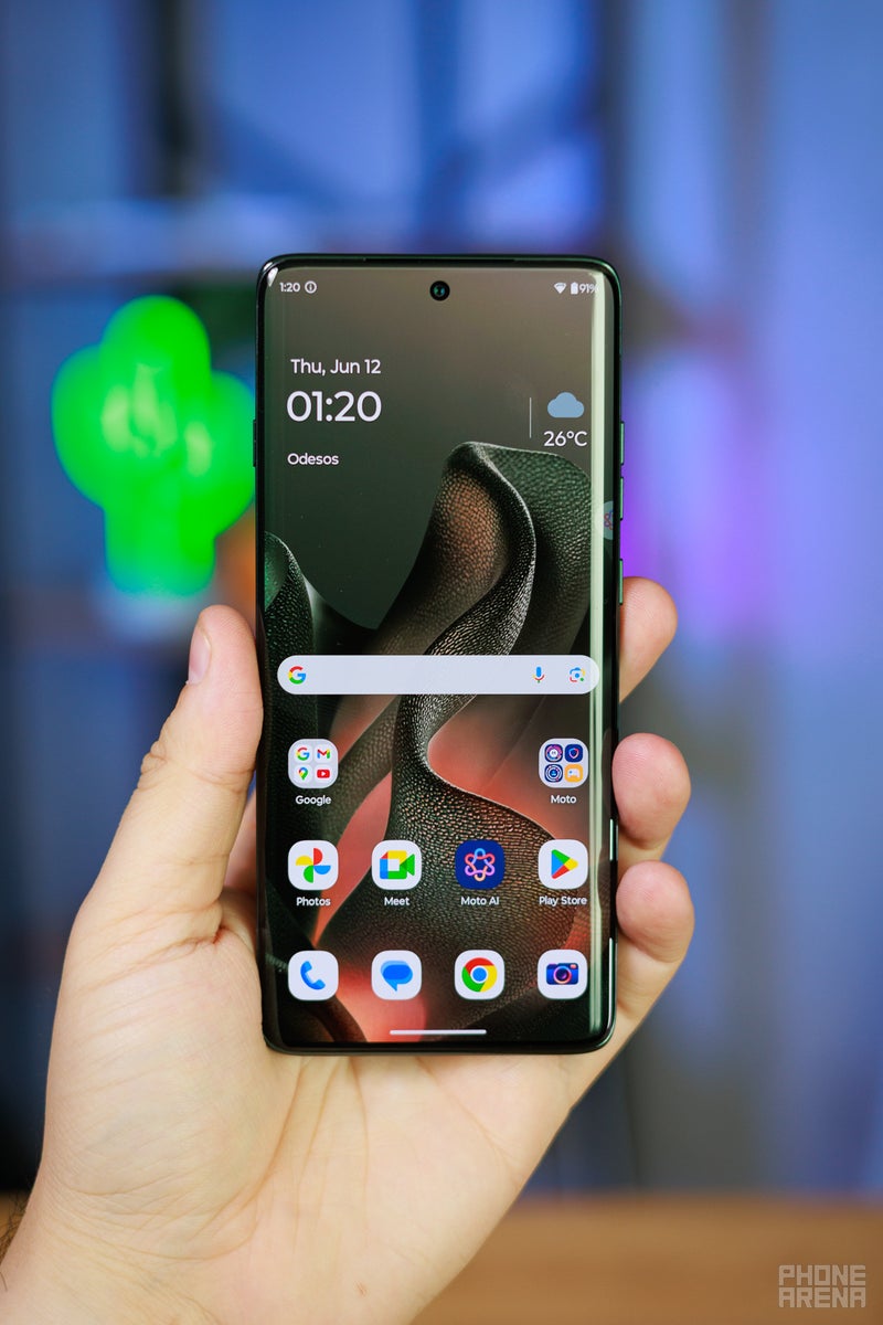 Lovely but very reflective display (Image by PhoneArena)