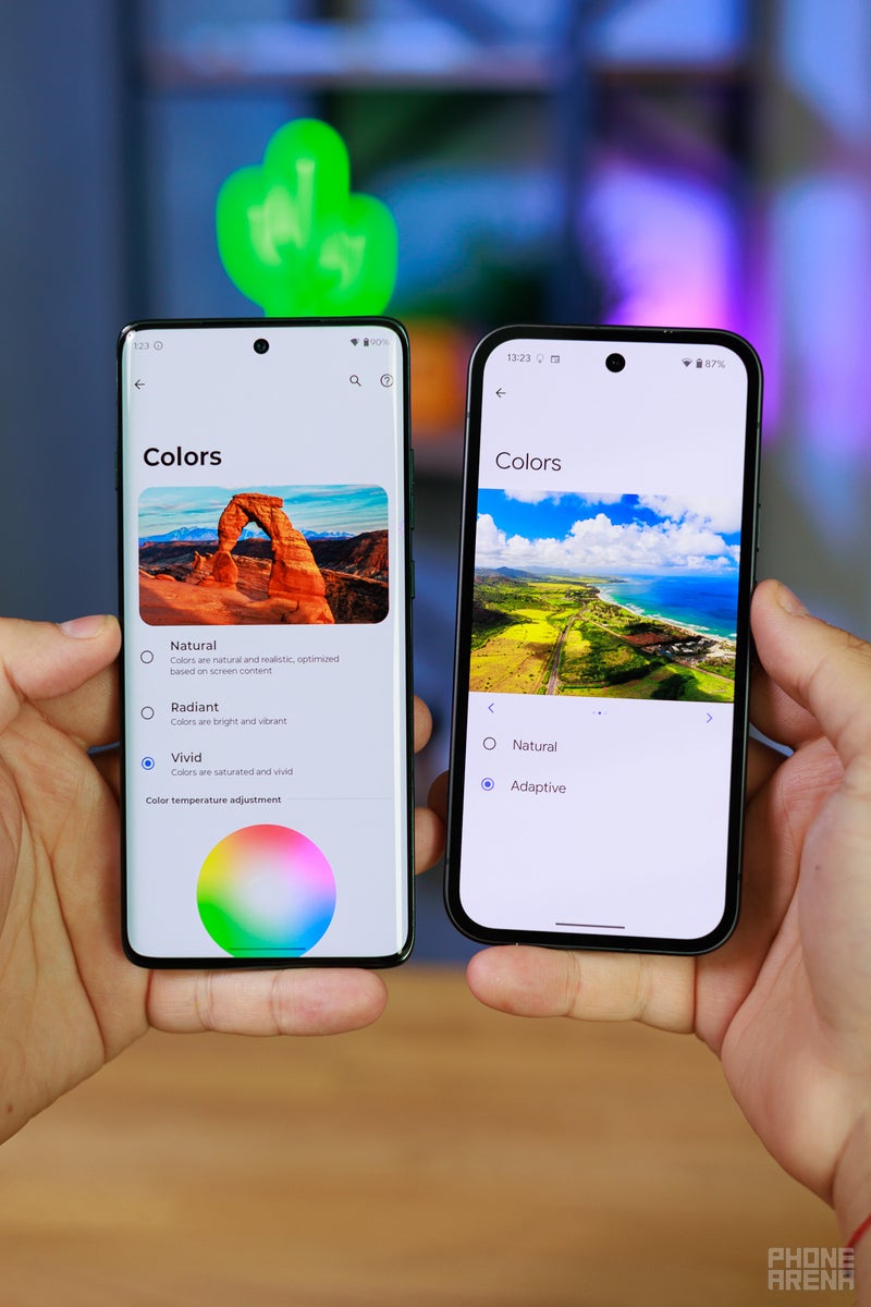 The Motorola display is superior in most cases, but the Pixel is brighter (Image by PhoneArena)