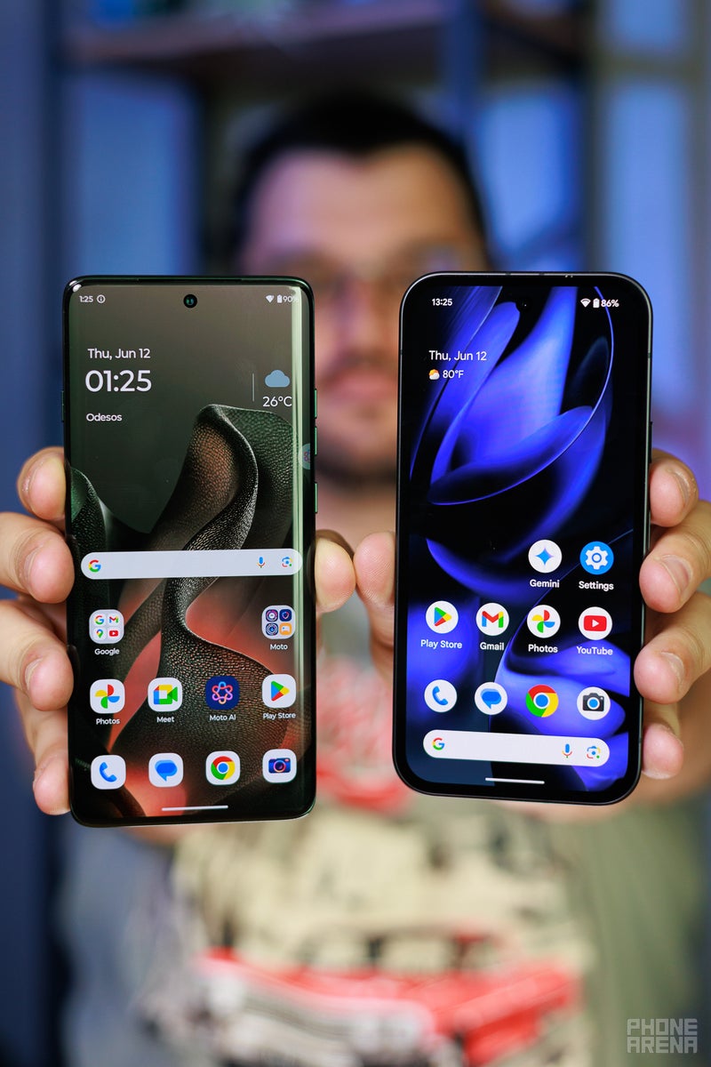 The Motorola display is superior in most cases, but the Pixel is brighter (Image by PhoneArena)