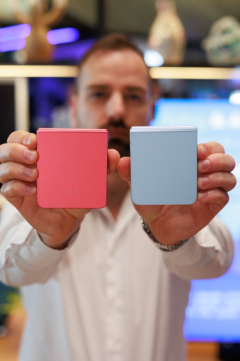 Samsung Galaxy Z Flip 7 vs Galaxy Z Flip 6: Edge-to-edge cover screen!