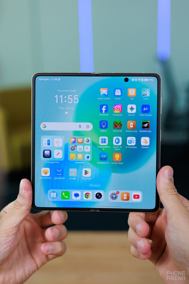 Honor Magic V5 unfolded, homescreen visible