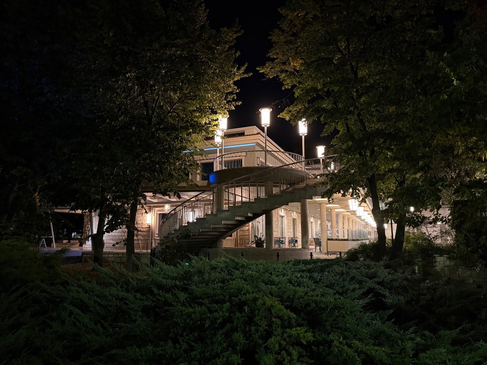 iPhone 16 Pro Max - iPhone 17 Pro Max vs iPhone 16 Pro Max: Save your money