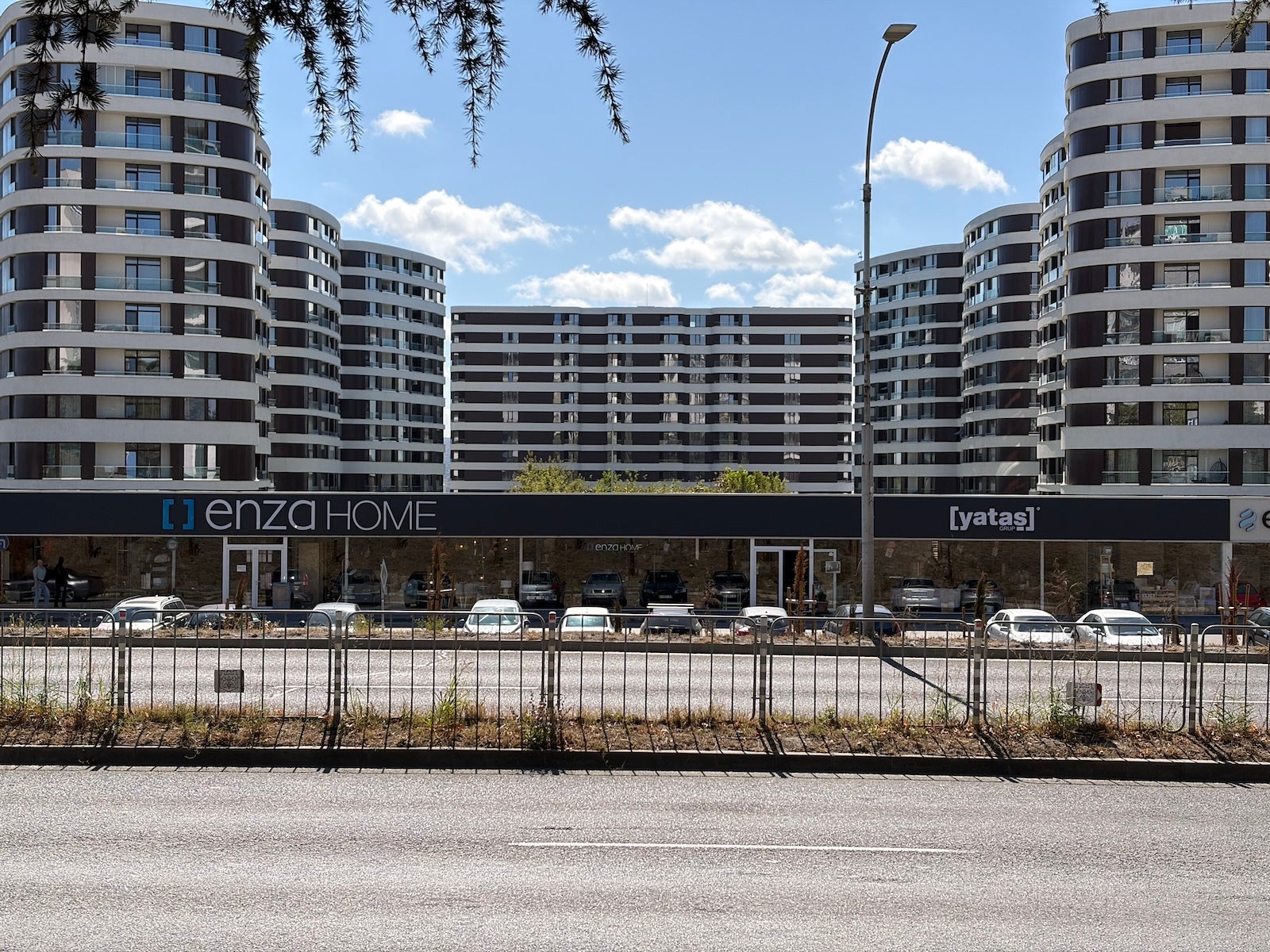 iPhone 17 2x - iPhone 17 vs Galaxy S25: Who wins the $799 flagship battle of 2025?