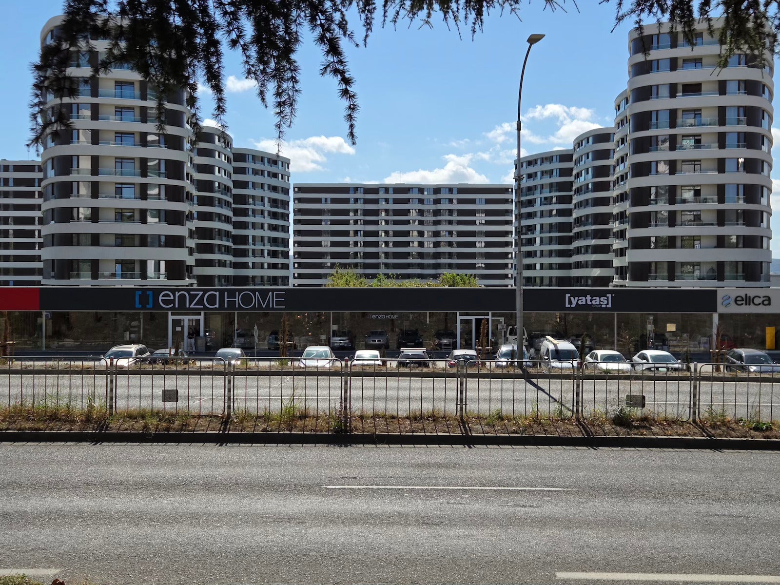 Galaxy S25 2x - iPhone 17 vs Galaxy S25: Who wins the $799 flagship battle of 2025?