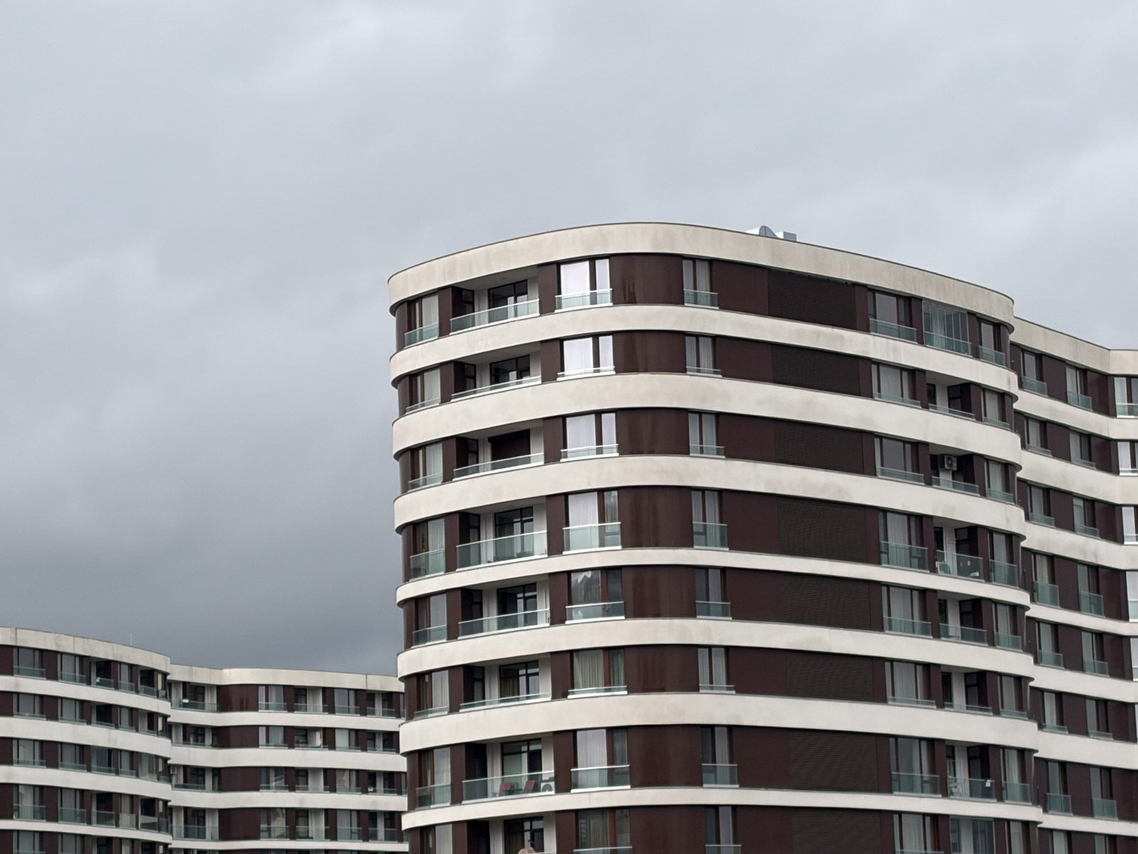 iPhone 17 4x - iPhone 17 vs iPhone 17 Pro: The base iPhone suddenly makes a lot more sense