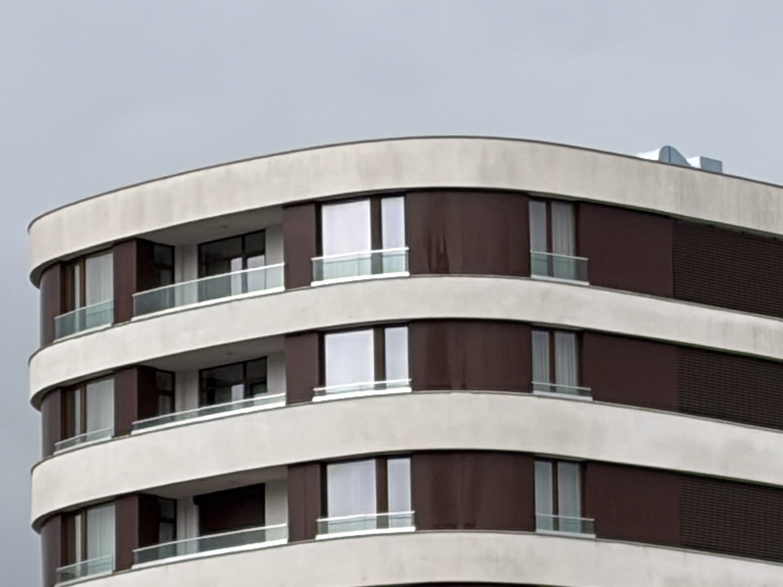 iPhone 17 4x - iPhone 17 vs iPhone 17 Pro: The base iPhone suddenly makes a lot more sense