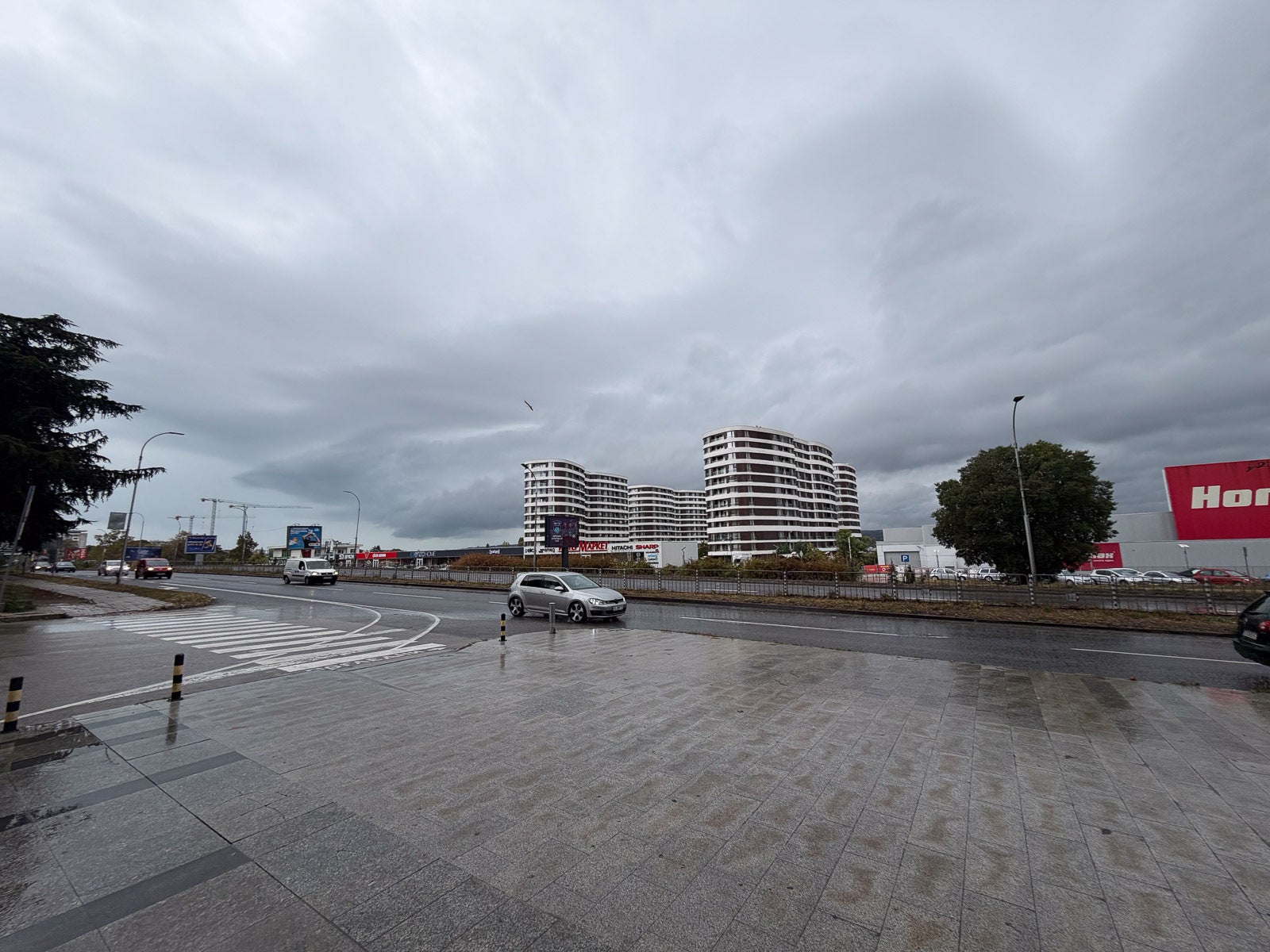 iPhone 17 - iPhone 17 vs iPhone 17 Pro: The base iPhone suddenly makes a lot more sense