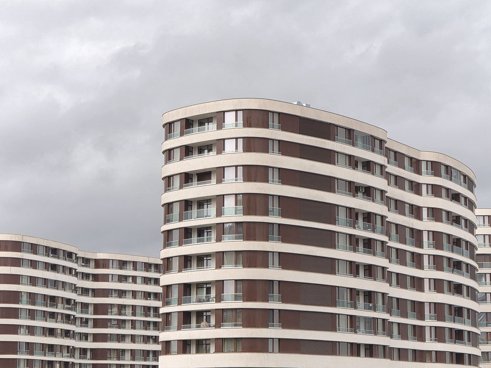 Flip 7 4x - Samsung Galaxy Z Flip 7 vs iPhone 17 Pro: What’s the smarter $1,099 buy in 2025?