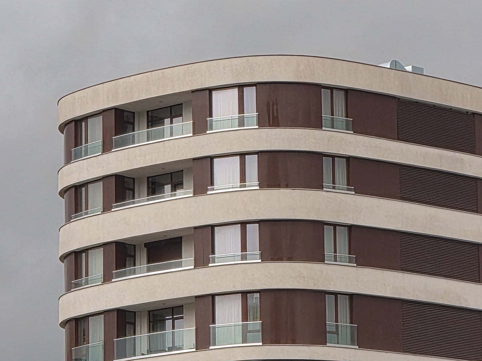 Flip 7 10x - Samsung Galaxy Z Flip 7 vs iPhone 17 Pro: What’s the smarter $1,099 buy in 2025?