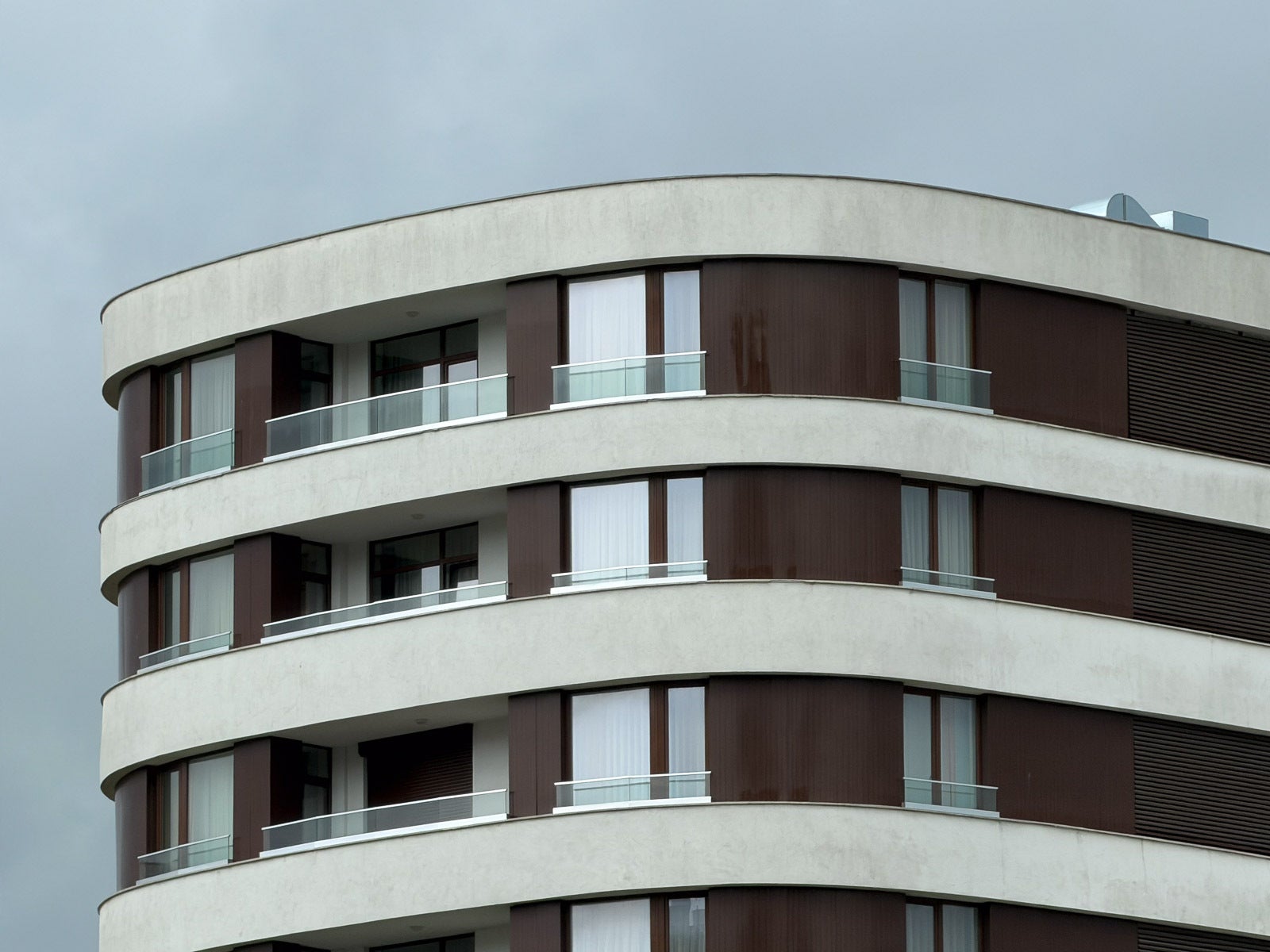 iPhone 17 Pro 10x - Samsung Galaxy Z Flip 7 vs iPhone 17 Pro: What’s the smarter $1,099 buy in 2025?