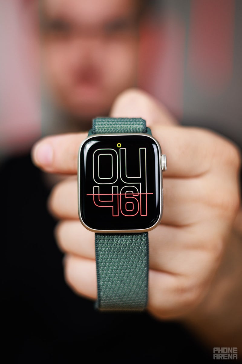 The default watch face hides where the bezels end (Image credit - PhoneArena)