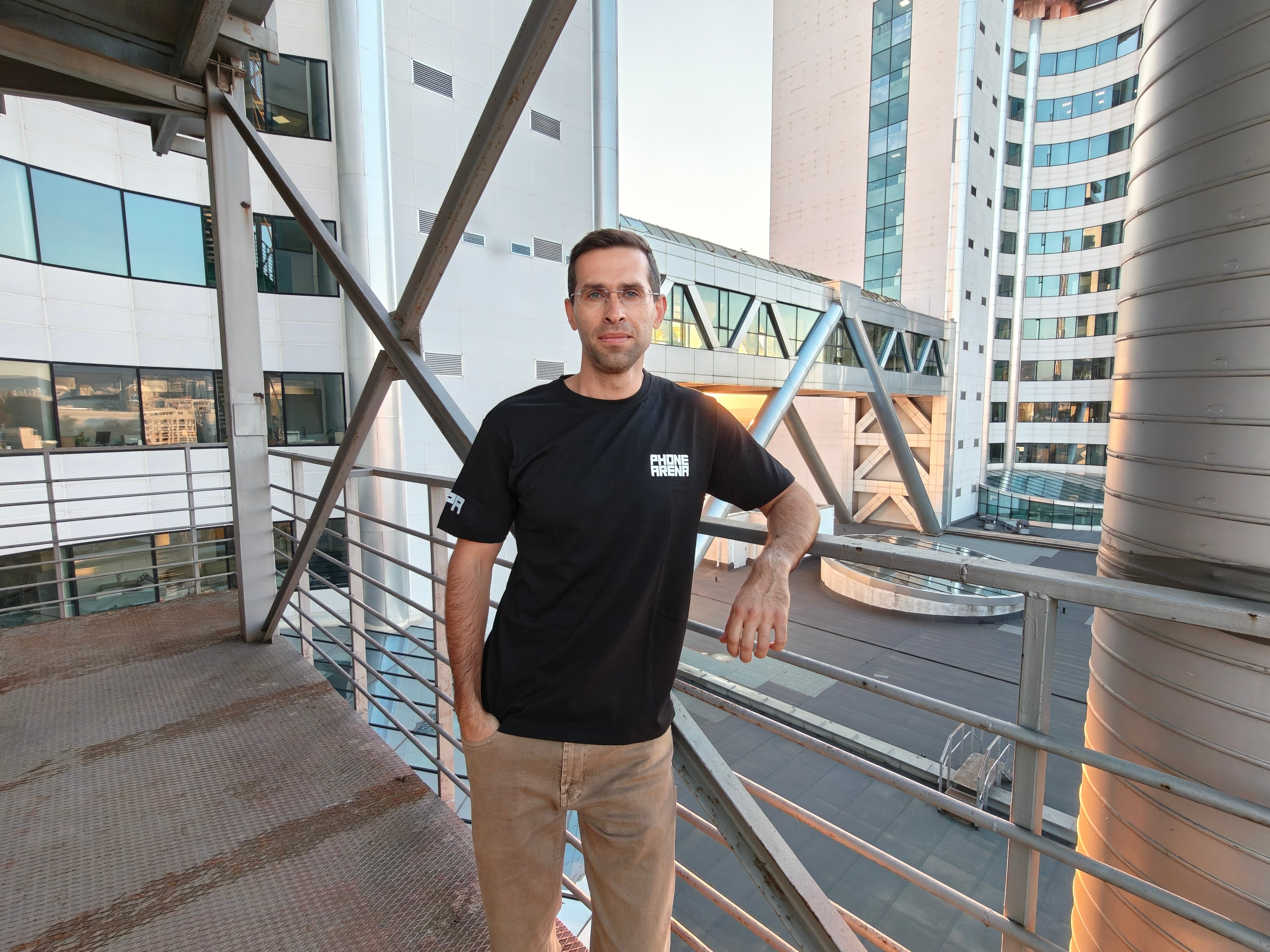 OnePlus 15 - OnePlus 15 vs Pixel 10 Pro XL: When brute power meets sophisticated AI