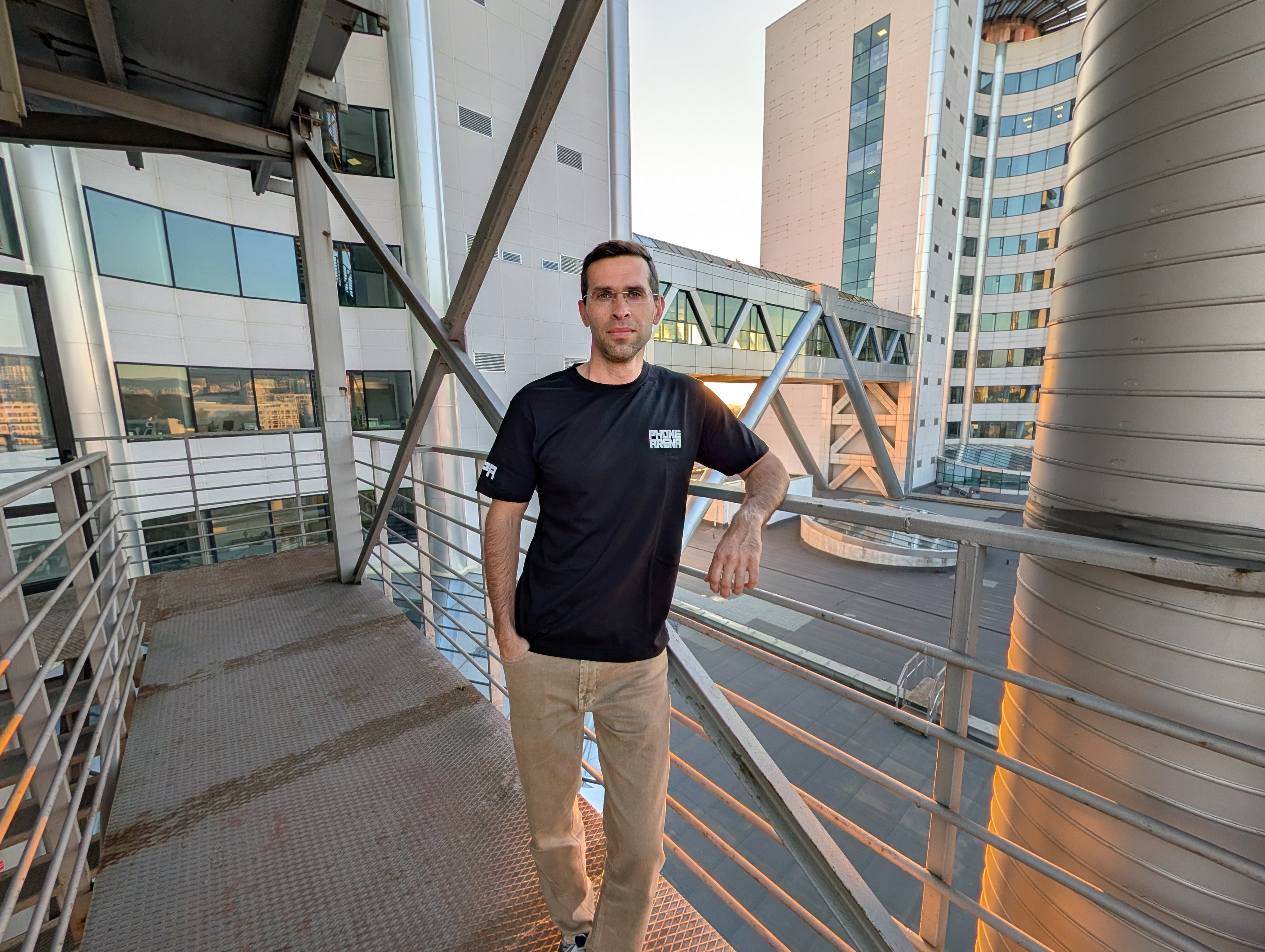 Pixel 10 Pro XL - OnePlus 15 vs Pixel 10 Pro XL: When brute power meets sophisticated AI