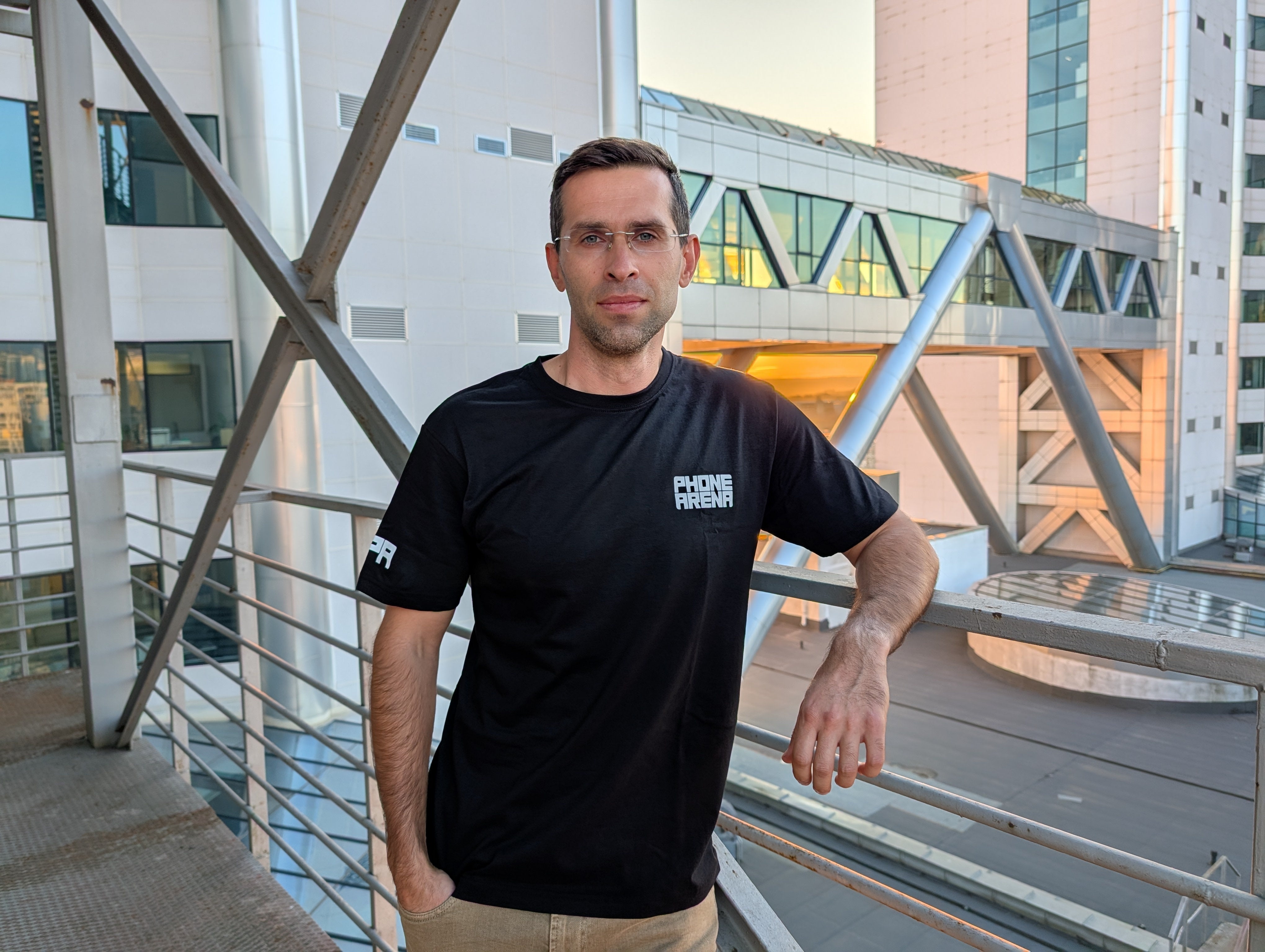 Pixel 10 Pro XL - OnePlus 15 vs Pixel 10 Pro XL: When brute power meets sophisticated AI