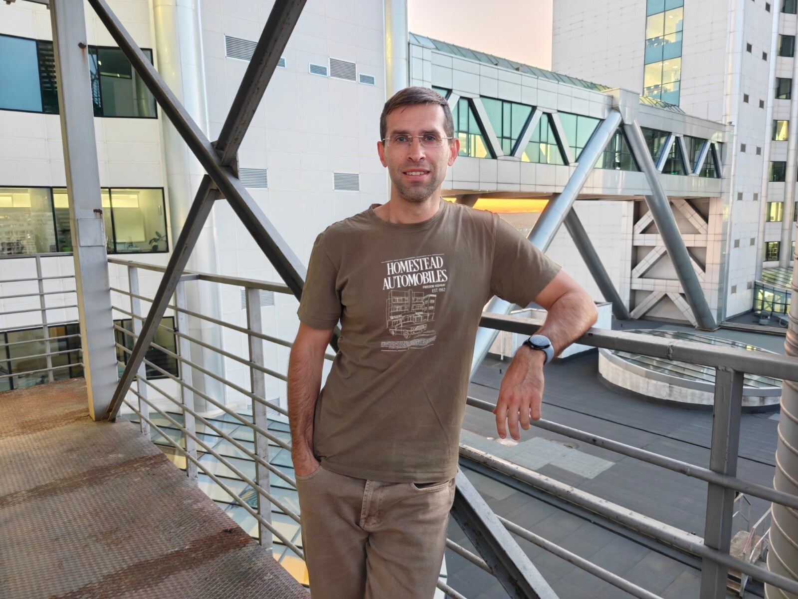 OnePlus 13 - OnePlus 15 vs OnePlus 13: Two numbers, one year apart