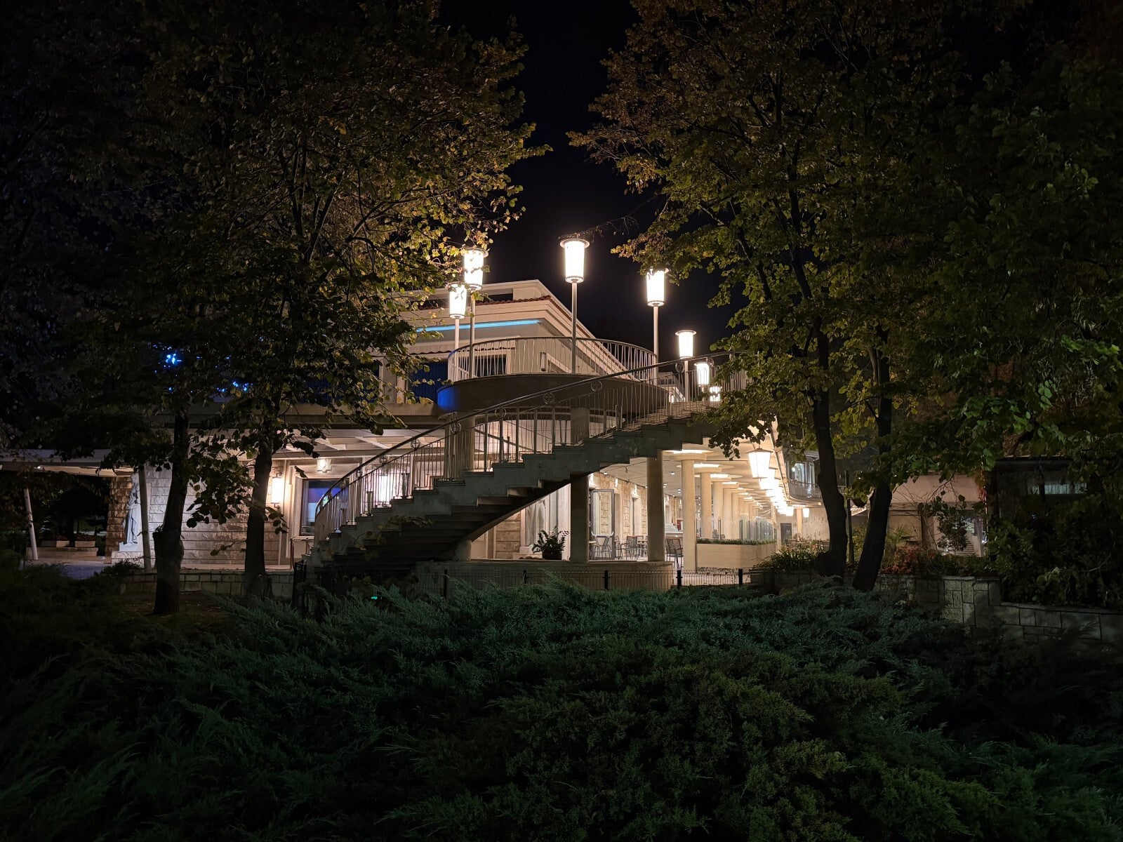 iPhone 17 Pro Max - OnePlus 15 vs iPhone 17 Pro Max: A worthy rival!