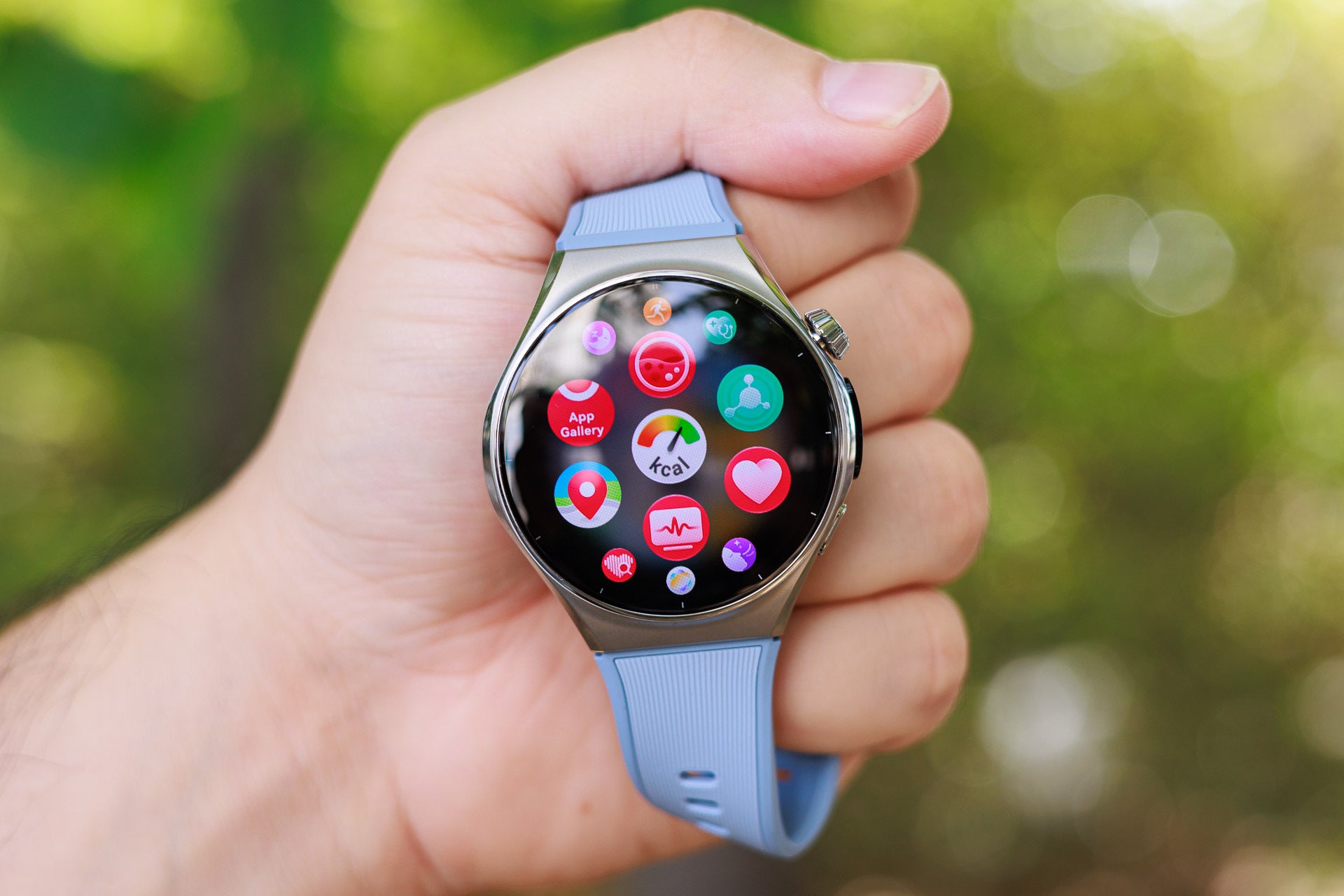 The 1.5-inch AMOLED is very bright, even under direct sunlight. | Image by PhoneArena - Huawei Watch 6 Review: The best practical smartwach out there?