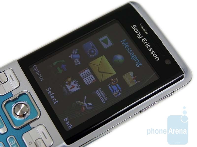 The display of the Sony Ericsson C702 is not usable outdoors - Sony Ericsson C702 Review