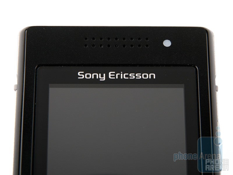 The light sensor is above the screen of the Sony Ericsson T700 - Sony Ericsson T700 Review